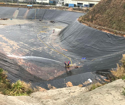 永安坝街道废水池清理