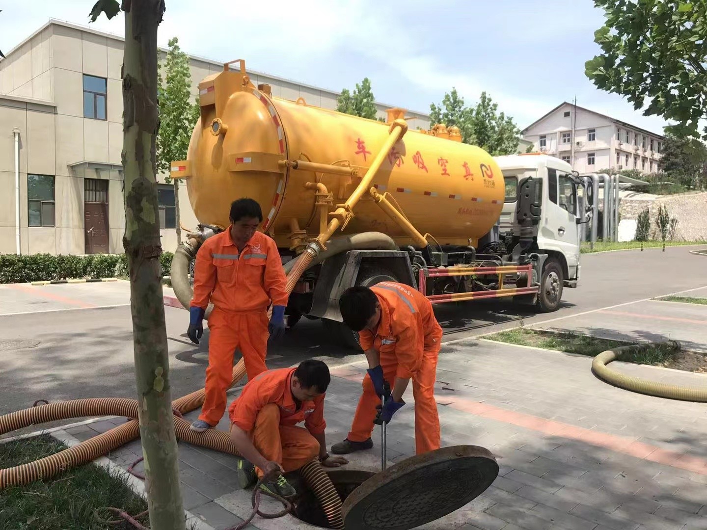 永安坝街道管道疏通车停在窨井附近