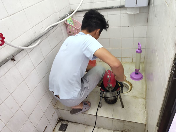 永安坝街道管道堵塞冒臭气 专业师傅现场解决问题