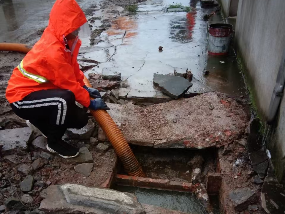 永安坝街道专业清理污水池 炜誉市政以规范流程守护城市 “肠道”