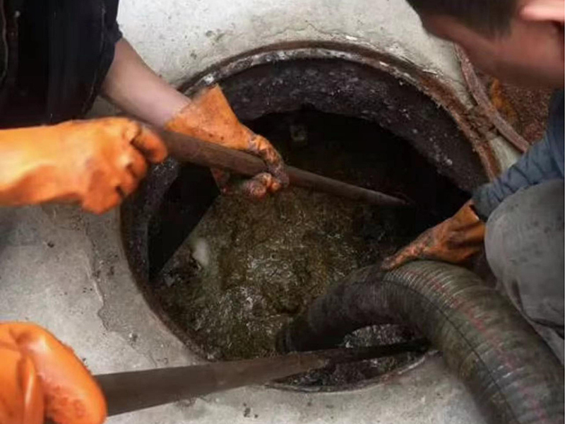 永安坝街道清理化粪池时如何避免沼气的危害？